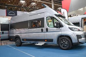 Campingbus mit Längsbett und viel Platz im Heck