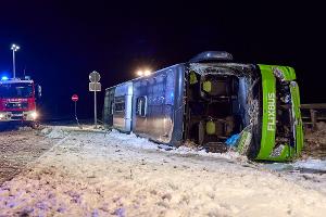 Zwei Tote, mehrere Verletzte - schwerer Busunfall auf A11