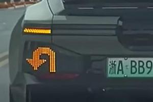 Sonderbarer Blinker an chinesischem Auto