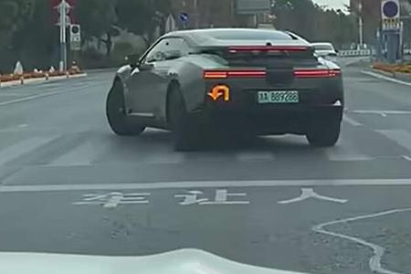 HiPhi Z mit U-Turn-Blinker im chinesischen Straßenverkehr.