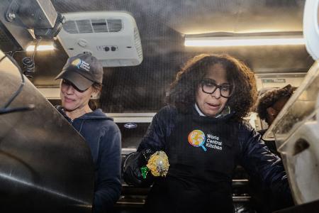 Ehrenamtliche versorgen Opfer des Feuers in Kalifornien, darunter Schauspielerin Jennifer Garner (links) und die Kongressabgeordnete Sydney Kamlager Dove.