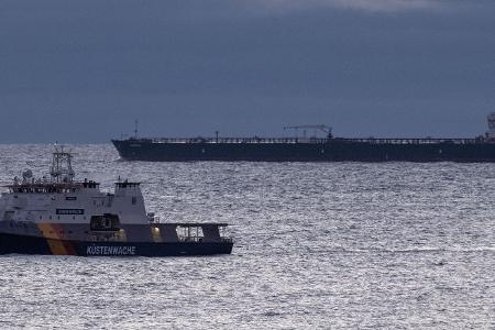 Das Schiff ist mit rund 99.000 Tonnen Öl beladen.