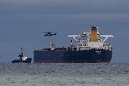 Bislang ist unklar, wann und wo der 274 Meter lange Tanker repariert werden soll. Bislang ist unklar, wann und wo der 274 Meter lange Tanker repariert werden soll.