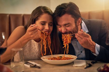 Paar isst Pasta Paar isst Pasta