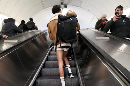 Die erste hosenlose U-Bahn-Fahrt fand übrigens 2002 in New York statt und sollte eine Charity unterstützen. Die sieben Teilnehmenden wurden damals kurzfristig verhaftet. Im kommenden Jahr waren bereit ...