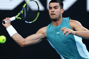 Alcaraz lässt die Muskeln spielen, Djokovic bleibt cool