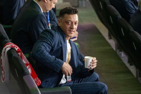 Der umstrittene ehemalige Fußballer Mesut Özil landet mit 28,1 Millionen Followern auf dem zweiten Platz des Rankings.