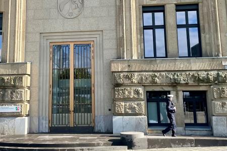 Ein Polizist geht an der Staatskanzlei entlang (Archivfoto)