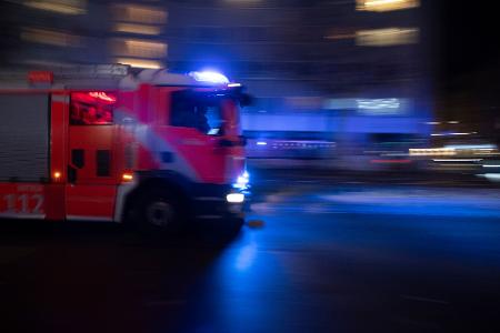 Feuerwehrauto an Silvester in Berlin unterwegs