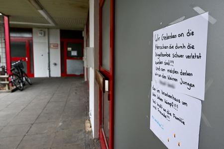 Anwohner drücken ihre Anteilnahme aus nach der Explosion einer Kugelbombe zu Silvester, die mehrere Menschen zum Teil schwer verletzt hat.