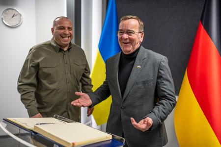 In Kiew traf Verteidigungsminister Pistorius (r) auch seinen ukrainischen Amtskollegen Rustem Umjerow.