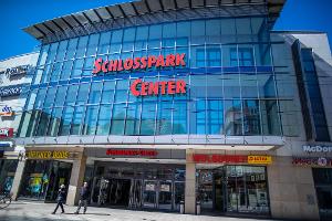 Mann stürzt in Einkaufszentrum aus zweiter Etage und stirbt