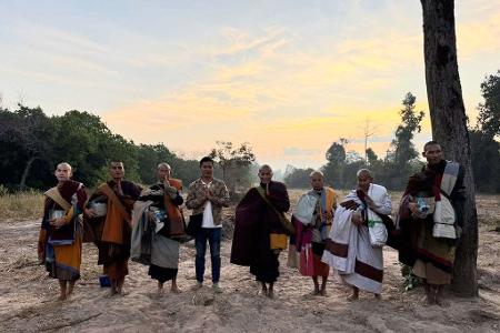 Mehrere der Begleiter von Mönch Thich Minh Tue posten regelmäßig Videoclips von der Reise, die millionenfach geklickt werden. Mehrere der Begleiter von Mönch Thich Minh Tue posten regelmäßig Videoclips von der Reise, die millionenfach geklickt werden.