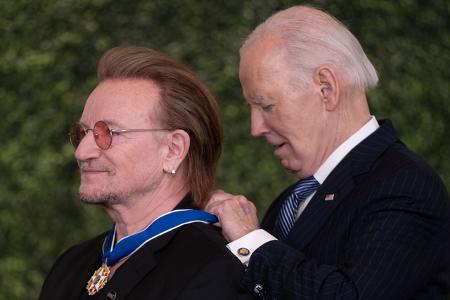 Bono mag von vielen mittlerweile belächelt werden, doch für Joe Biden zählen die Versuche des U2-Sängers, eine bessere Welt zu schaffen, noch immer. Daher zeichnete der scheidende Präsident den Iren l ... Bono mag von vielen mittlerweile belächelt werden, doch für Joe Biden zählen die Versuche des U2-Sängers, eine bessere Welt zu schaffen, noch immer. Daher zeichnete der scheidende Präsident den Iren l ...