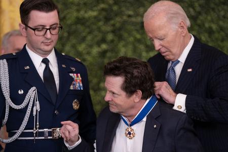 Bono war nicht der Einzige, der am 4. Januar die Medaille erhielt. Am selben Tag bekam auch Michael J. Fox die Auszeichnung. Der an Parkinson erkrankte Schauspieler setzt sich wie kein zweiter für di ...