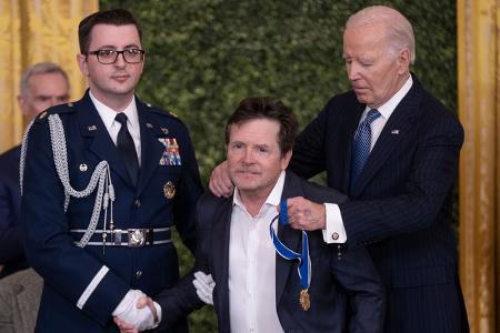 …Michael-J-Fox-Stiftung bislang über eine Milliarde Dollar in Forschung und Kliniken stecken können. Zur Zeremonie im Weißen Haus kam der mittlerweile 63-Jährige, der seine Diagnose vor über 30 Jahren ...