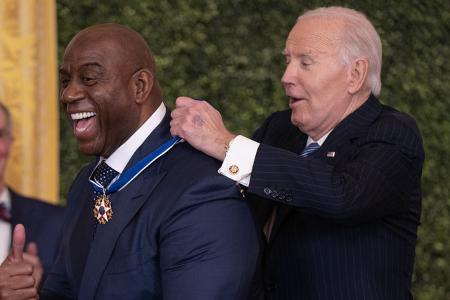 Auch Earvin 'Magic' Johnson hat seine eigene Stiftung. Der ehemalige Basketball-Star widmet sich heutzutage benachteiligten Communities — das war Präsident Biden am 4. Januar eine Medaille wert, genauso wie das Lebenswerk…