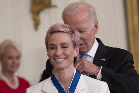 Megan Rapinoe gilt als eine besten Fußballerinnen aller Zeiten und gewann die Frauen WM 2019 für die USA fast im Alleingang. Joe Biden hatte die Spielerin schon 2022 ausgezeichnet, genauso wie…
