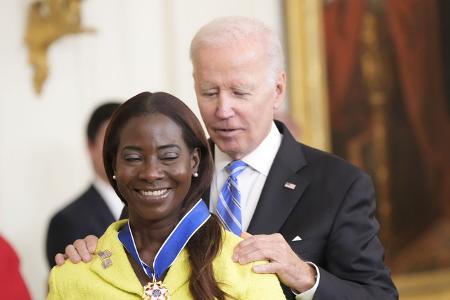 …Simone Biles, die ebenfalls nur durch Superlative ausreichend beschrieben werden kann. Die Turnerin gewann allein bei Olympia sieben Mal Gold, zwei Mal Silber und zwei Mal Bronze.