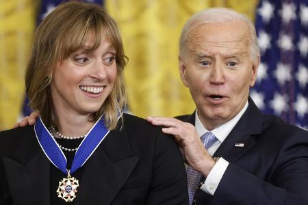 2024 bekam Katie Ledecky ihre Medaille von Joe Biden. Die Ausnahme-Schwimmerin gewann bei Olympia neun Mal Gold, vier Mal Silber und ein Mal Bronze.