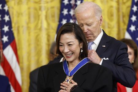 Im gleichen Jahr zeichnete er auch die Schauspielerin Michelle Yeoh aus — sie hatte als erste asiatische Frau für 'Everything Everywhere All at Once' einen Oscar als Beste Hauptdarstellerin gewonnen.