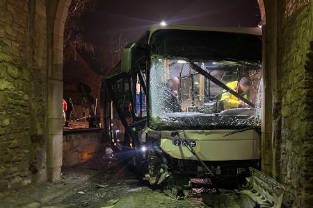 Ein Bus krachte in Sommerhausen in Bayern in einen Torbogen. 