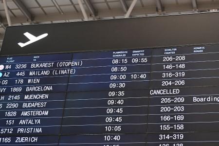 Verspätungen und ein Ausfall eines Flugs werden auf einer Anzeigentafel am Flughafen Stuttgart angezeigt. 