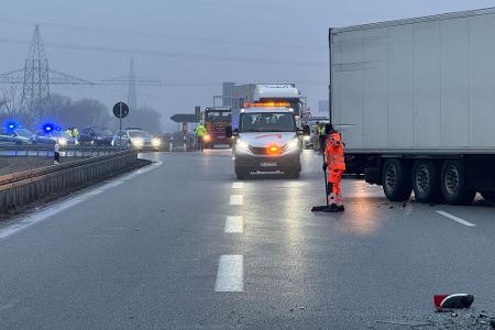 Bei einer Serie von Unfällen auf eisglatter Straße ist auf der Autobahn 3 bei Regensburg mindestens ein Mensch gestorben. 