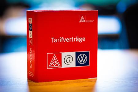 Der neue VW-Haustarif enthält auch eine Notfallklausel, die zu Lohnkürzungen führen könnte. (Archivfoto) Der neue VW-Haustarif enthält auch eine Notfallklausel, die zu Lohnkürzungen führen könnte. (Archivfoto)