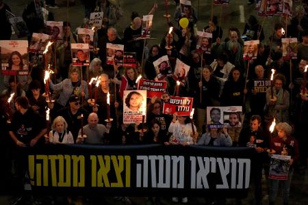 Angehörige und Freunde der Geiseln nahmen in Tel Aviv am Abend an einer Demonstration teil.