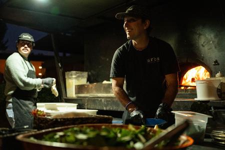 Restaurants verpflegen Helferinnen und Helfer oft gratis. So wie dieser mobile Pizzaofen.