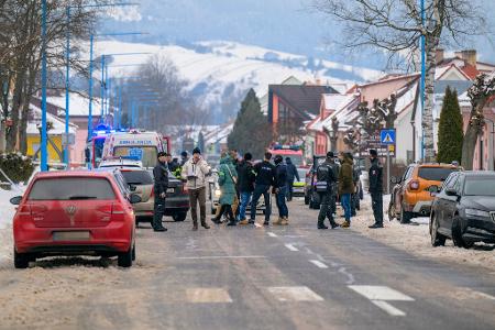 Rettungskräfte und Polizisten eilten zu dem Gymnasium, in dem mutmaßlich ein Schüler zwei Menschen getötet haben soll.