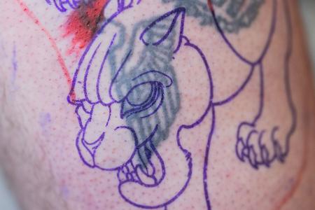 In einem Tattoo-Studio in Siegen werden Reichsadler, Hakenkreuze und andere Hass-Symbole kostenlos mit neuen Tattoos übermalt.