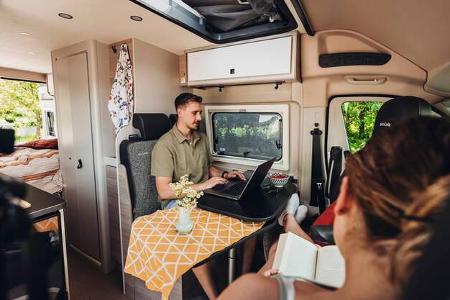 Sitzgruppe, Mann, Frau, Laptop