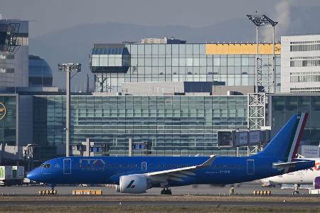 Im Schoß der Mutter: Ita-Airbus zu Gast am Lufthansa-Drehkreuz Frankfurt.