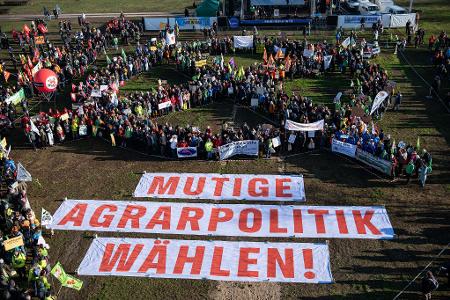 Diesmal durften die Bauern nicht mit Traktoren demonstrieren - dafür gab es große Banner. Diesmal durften die Bauern nicht mit Traktoren demonstrieren - dafür gab es große Banner.