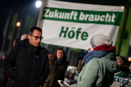 Bundeslandwirtschaftsminister Cem Özdemir hört sich an, was Aktivisten bei der Grünen Woche fordern. 