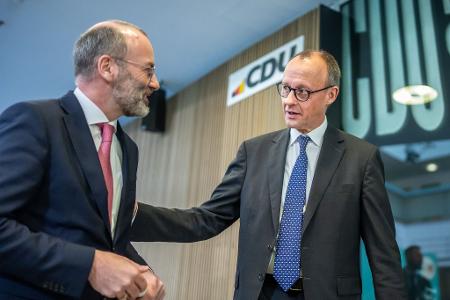 Nachdem Spitzenvertreter der Europäischen Volkspartei in Berlin über ihre Schwerpunkte für 2025 beraten haben, informieren Unions-Kanzlerkandidat Friedrich Merz und EVP-Chef Manfred Weber die Öffentlichkeit. 