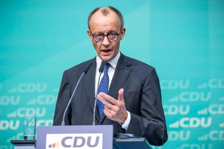 Unions-Kanzlerkandidat Friedrich Merz informiert die Öffentlichkeit, nachdem Spitzenvertreter der Europäischen Volkspartei in Berlin über ihre Schwerpunkte für 2025 beraten haben. Im Mittelpunkt standen Wirtschaft, illegale Migration und Sicherheit. Und der neue US-Präsident.