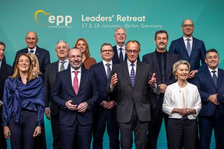 Spitzenvertreter der Europäischen Volkspartei haben in Berlin über ihre Schwerpunkte für 2025 beraten. Im Mittelpunkt standen Wirtschaft, illegale Migration und Sicherheit. Und der neue US-Präsident. Spitzenvertreter der Europäischen Volkspartei haben in Berlin über ihre Schwerpunkte für 2025 beraten. Im Mittelpunkt standen Wirtschaft, illegale Migration und Sicherheit. Und der neue US-Präsident.