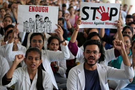 Die Vergewaltigung einer Ärztin, die an ihren Verletzungen starb, hatte in Indien im vergangenen Jahr eine Welle von Protesten ausgelöst. (Archivbild)