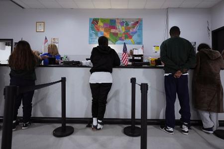 Die Regierung des künftigen US-Präsidenten Donald Trump plant rasche Abschiebungen von Migranten ohne gültige Papiere 