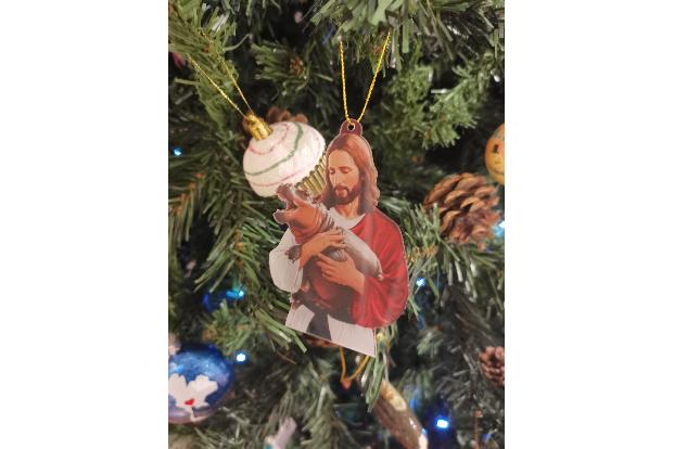 Solch skurriler Christbaumschmuck stand im Dezember zum Verkauf.