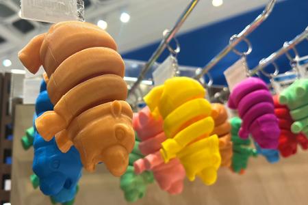 Schlüsselanhänger in Form von Moo Deng sind ein beliebtes Souvenir.