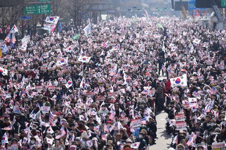 Tausende Menschen gingen in Seoul für Yoon auf die Straße. 