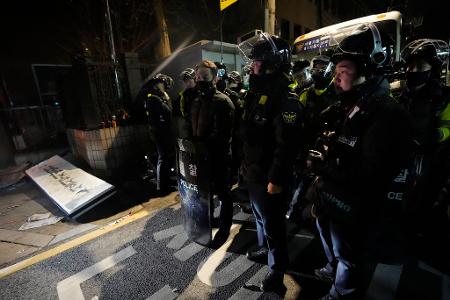 Die Polizei stellte sich den Demonstranten vor dem Gerichtsgebäude in Seoul in den Weg. 