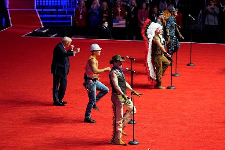 Zum Schluss tanzte Trump gemeinsam mit der Band Village People zu deren Hit 