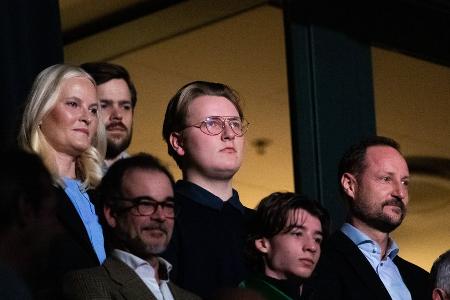 Mette-Marit und Haakon besuchen mit Sohn Sverre Magnus WM-Spiel Mette-Marit und Haakon besuchen mit Sohn Sverre Magnus WM-Spiel