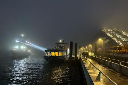 Bei einem Schiffsunfall auf der Elbe ist ersten Erkenntnissen zufolge auch ein Mensch lebensgefährlich verletzt worden.