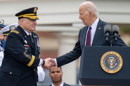 Joe Biden (r) mit General Mark Milley.